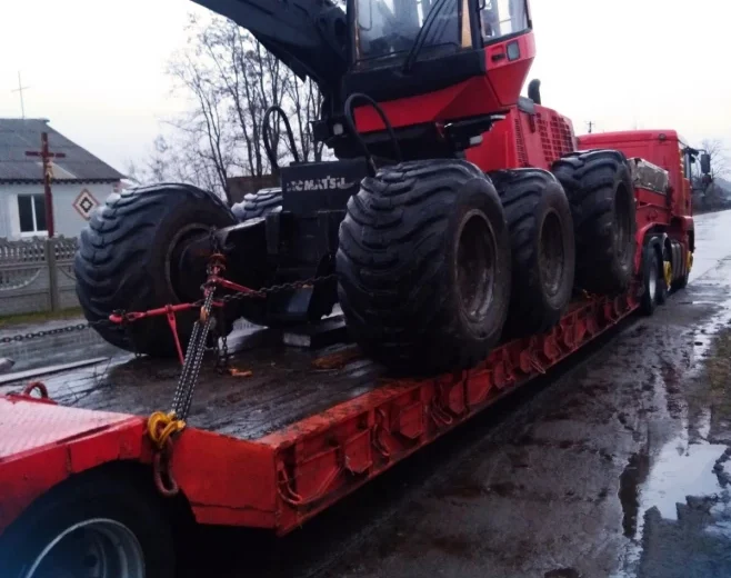 Головний офіс організував негабаритне перевезення лісозаготівельного комбайна