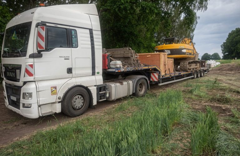 Перевезення гусеничного екскаватора JCB по Україні